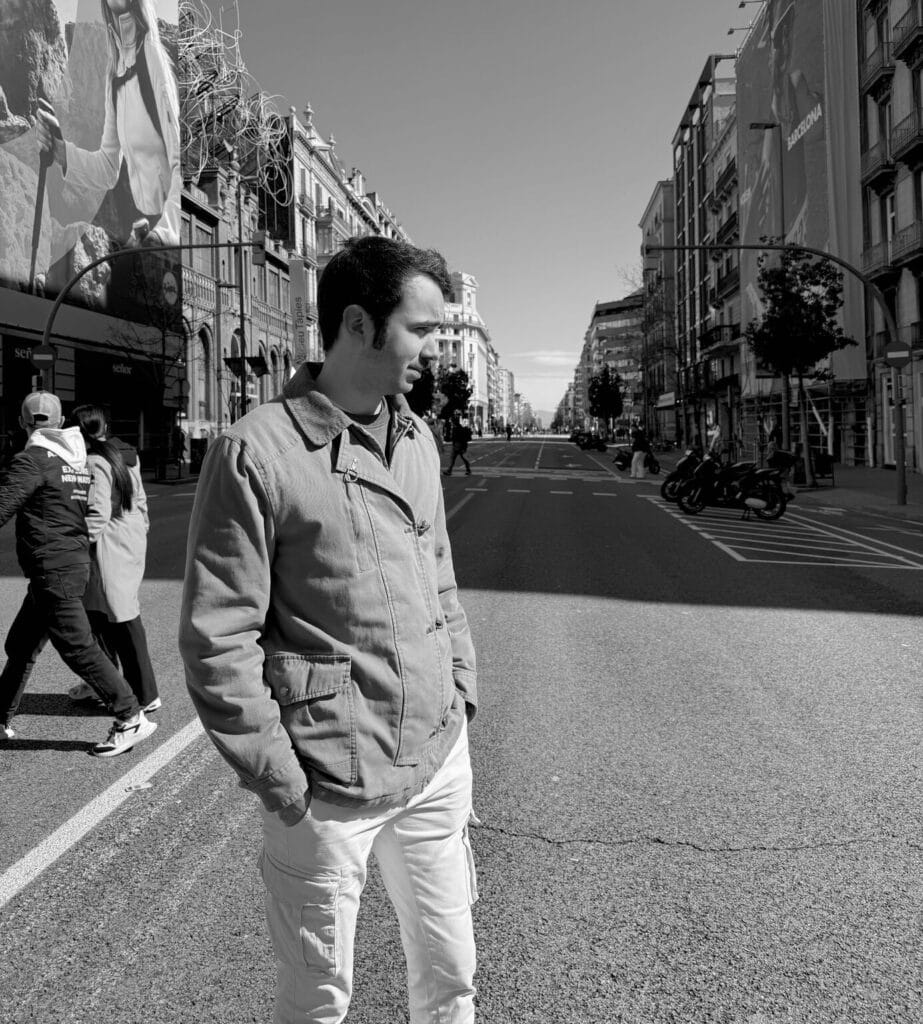 Santiago García-Mussons paseando por la ciudad, fotografía en blanco y negro