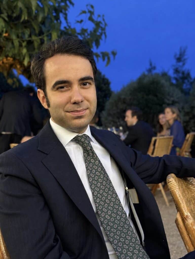 Santiago García-Mussons con traje y corbata