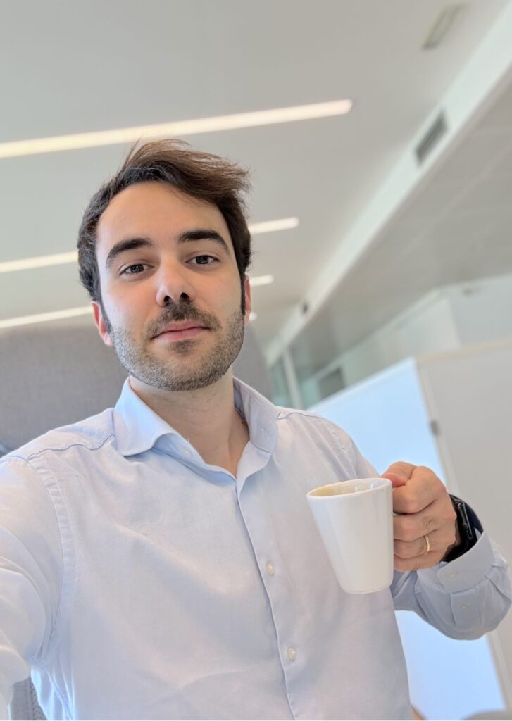 Santiago García-Mussons con una taza de café