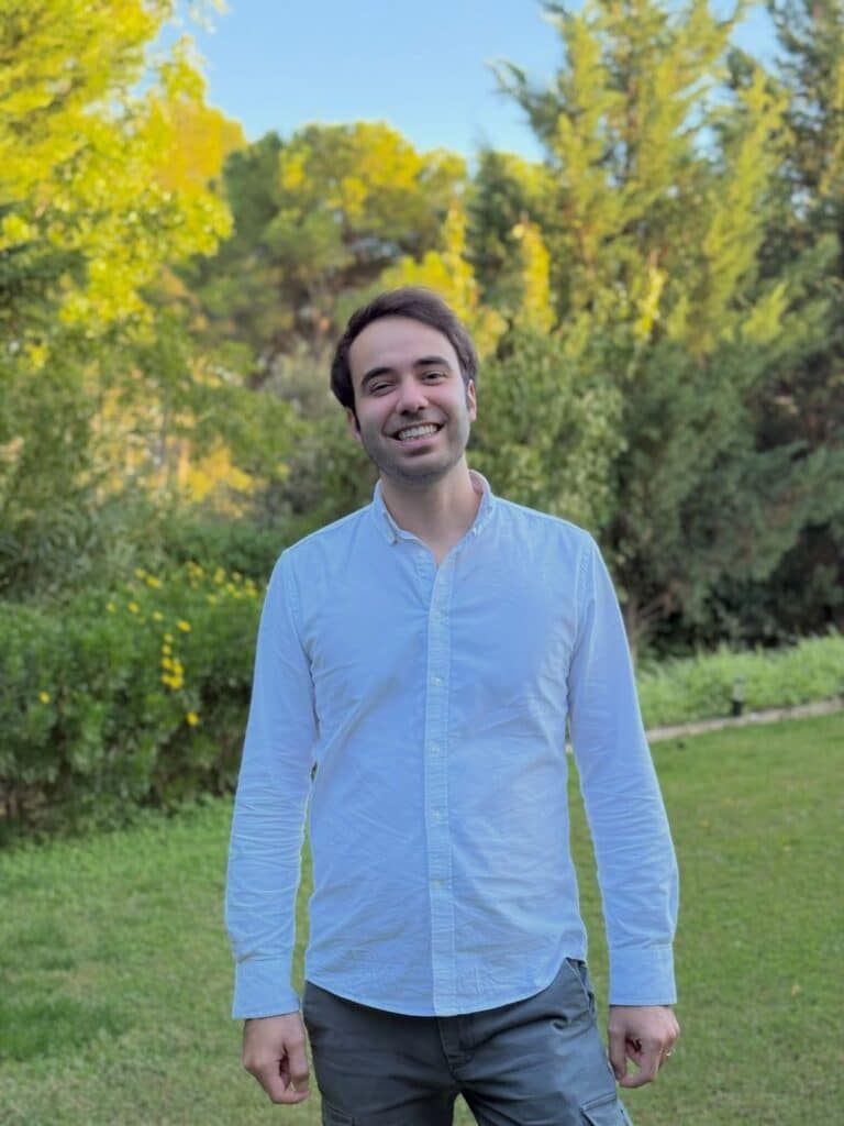 Santiago García-Mussons con camisa azul en un parque