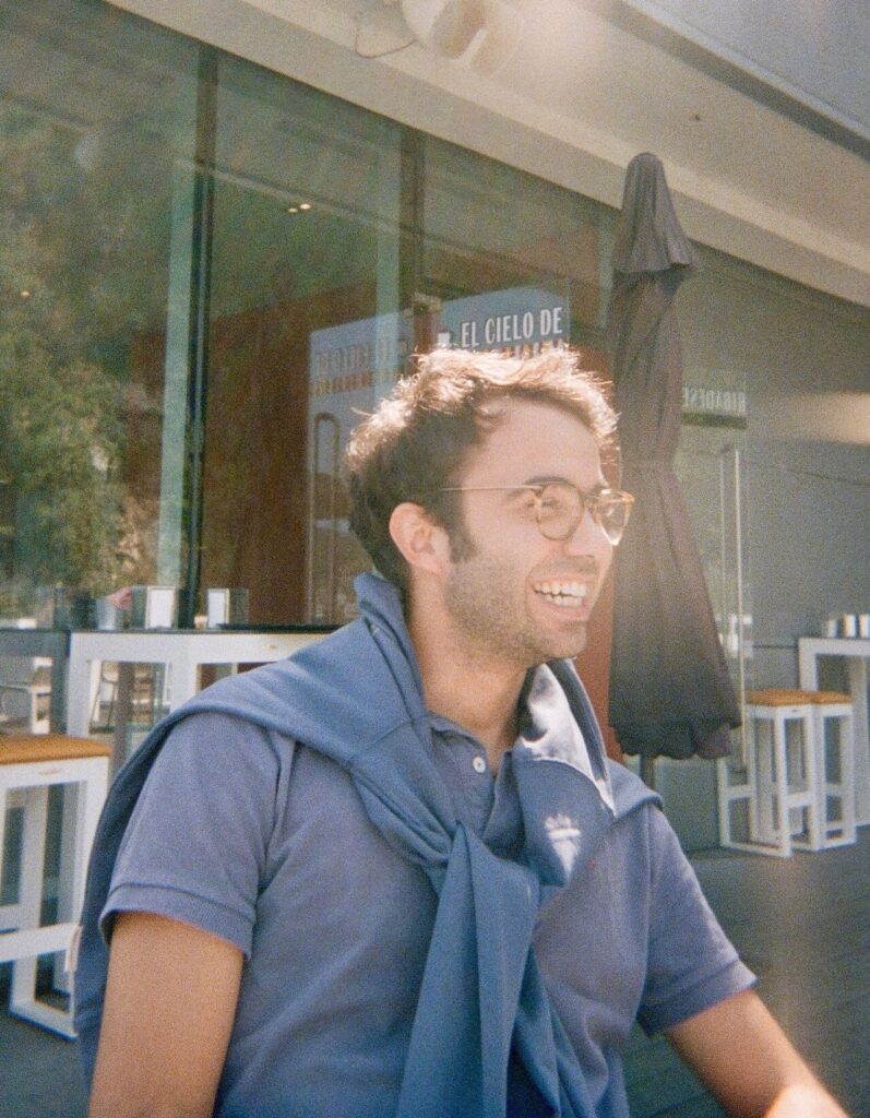 Santiago García-Mussons sonriendo en una terraza