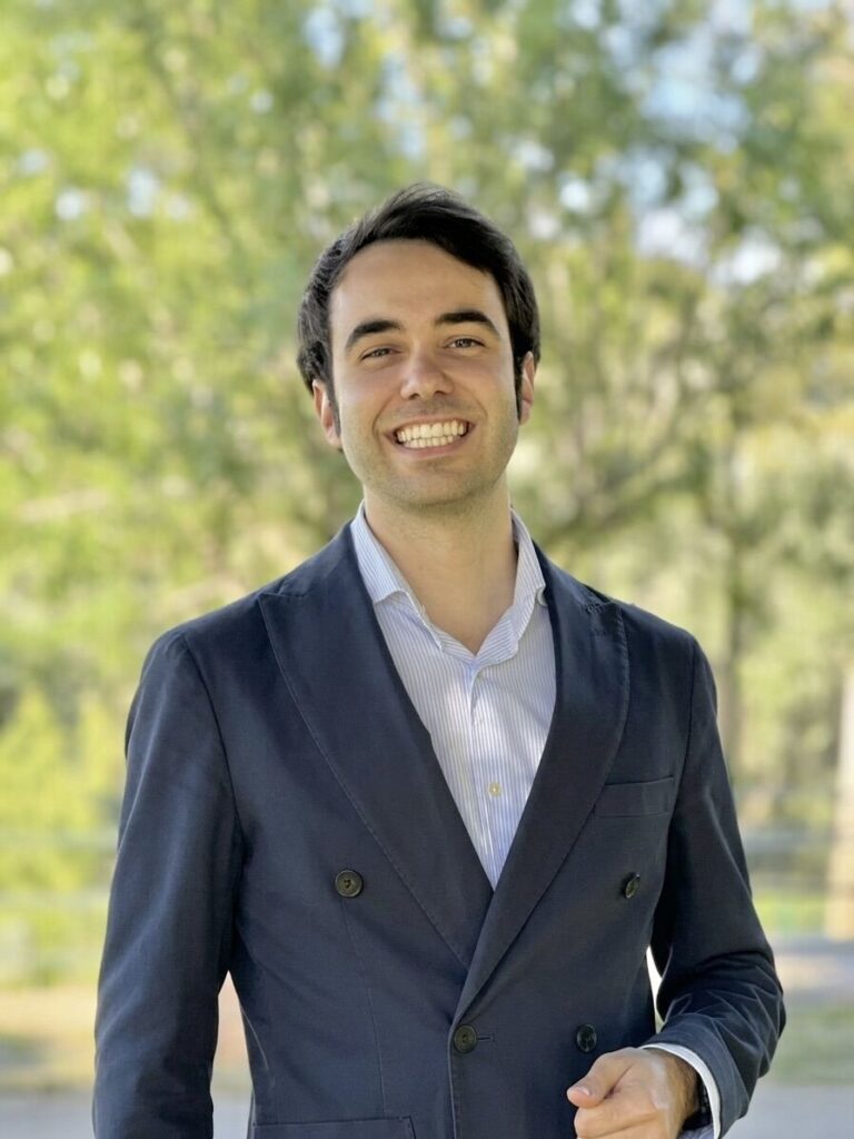 Santiago García-Mussons con americana al aire libre