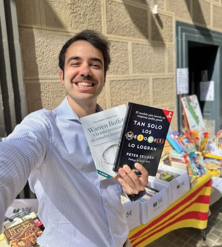 Santiago García-Mussons con libros y rosas el día de Sant Jordi