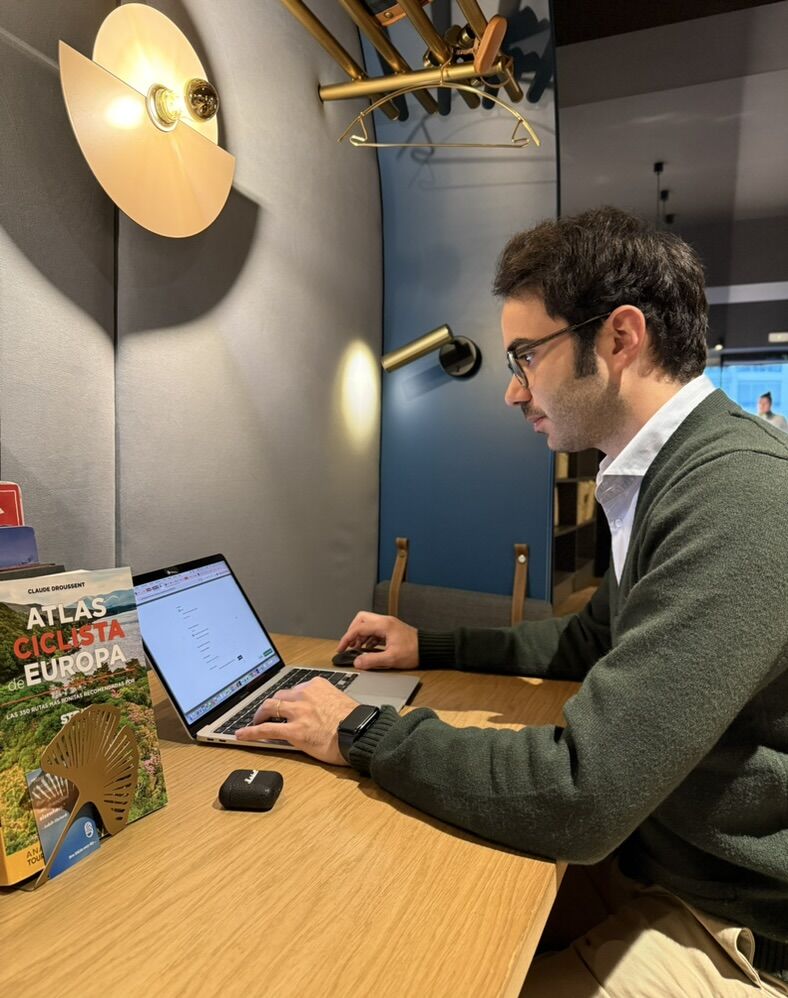 Santiago García-Mussons trabajando con el portátil en una cafetería